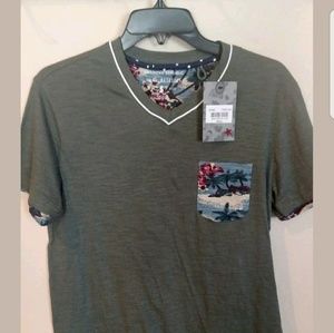 Mens hawaiian print pocket tee. Size S. NWT